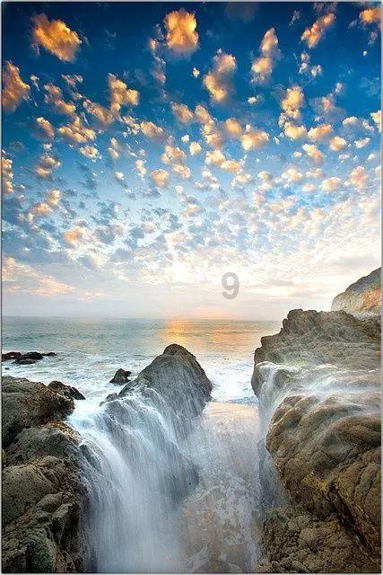 66岁洪金宝与妻子十指紧扣亮相红毯，大步走路身体已逐渐康复！